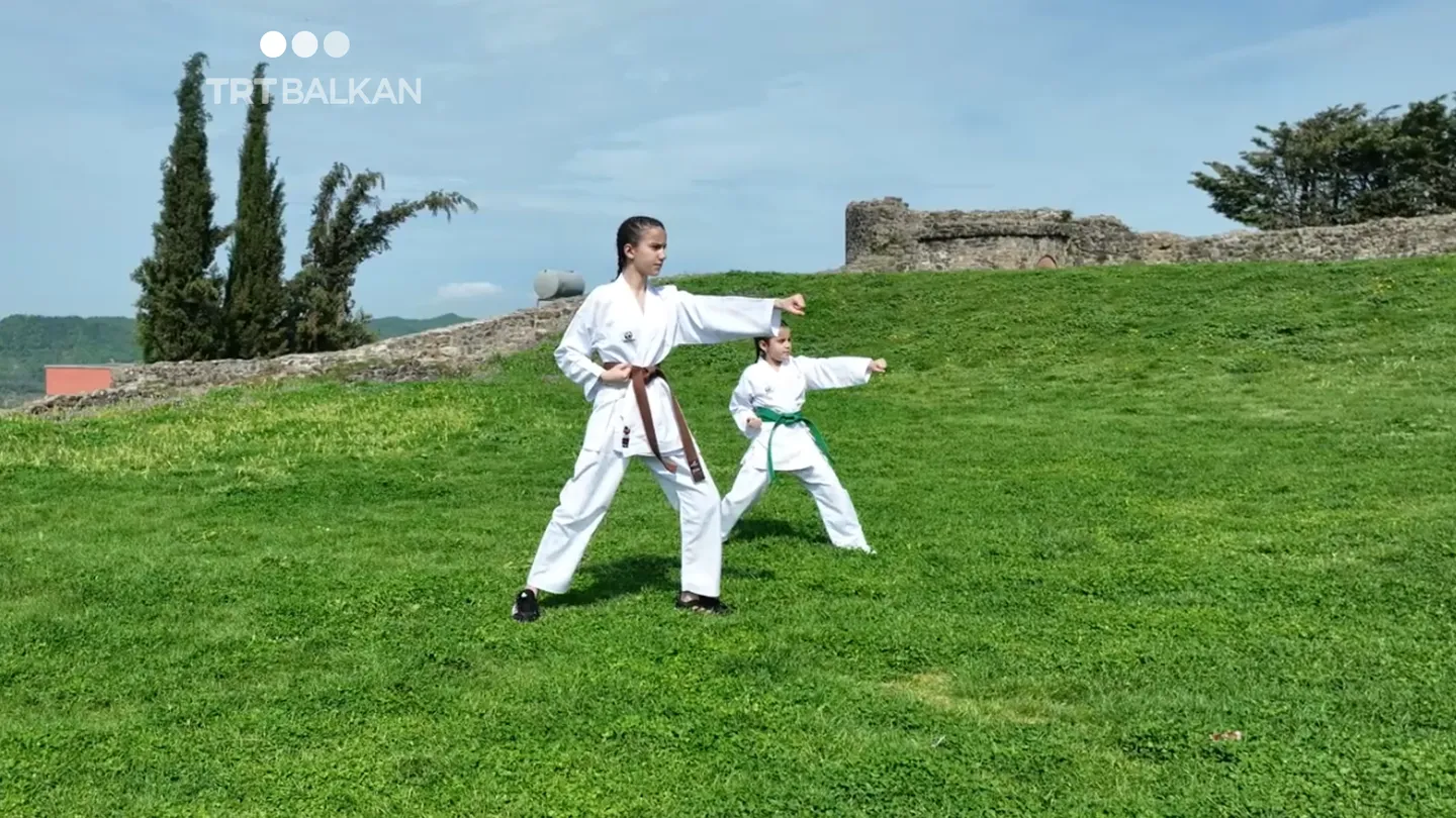 Dy motrat nga Shqipëria, kampione në karate!